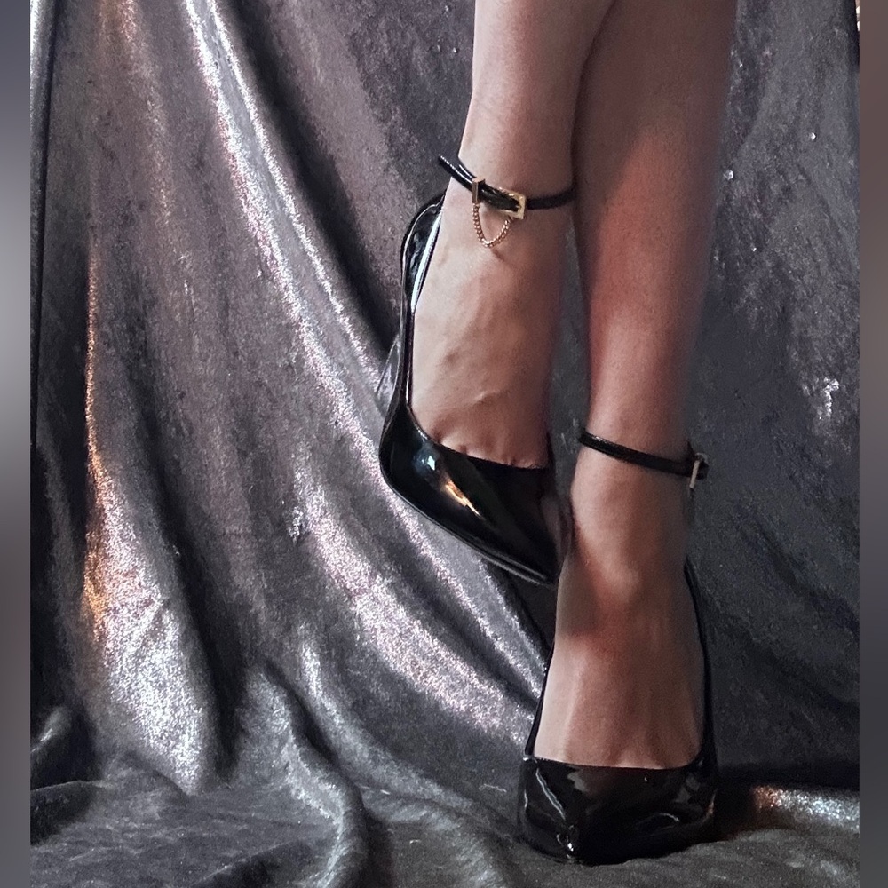 Runway Limited Edition Valentino Black patent Leather Strappy heels! Sz 8.5 39